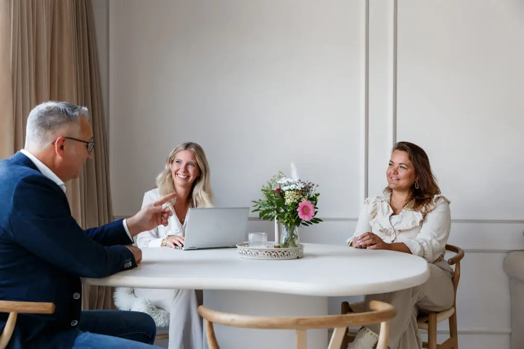 Makelaar Jos aan tafel met enkele collega's