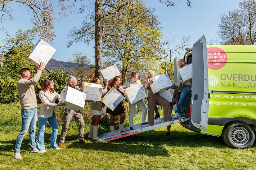 Overduyn Team met de verhuisbus